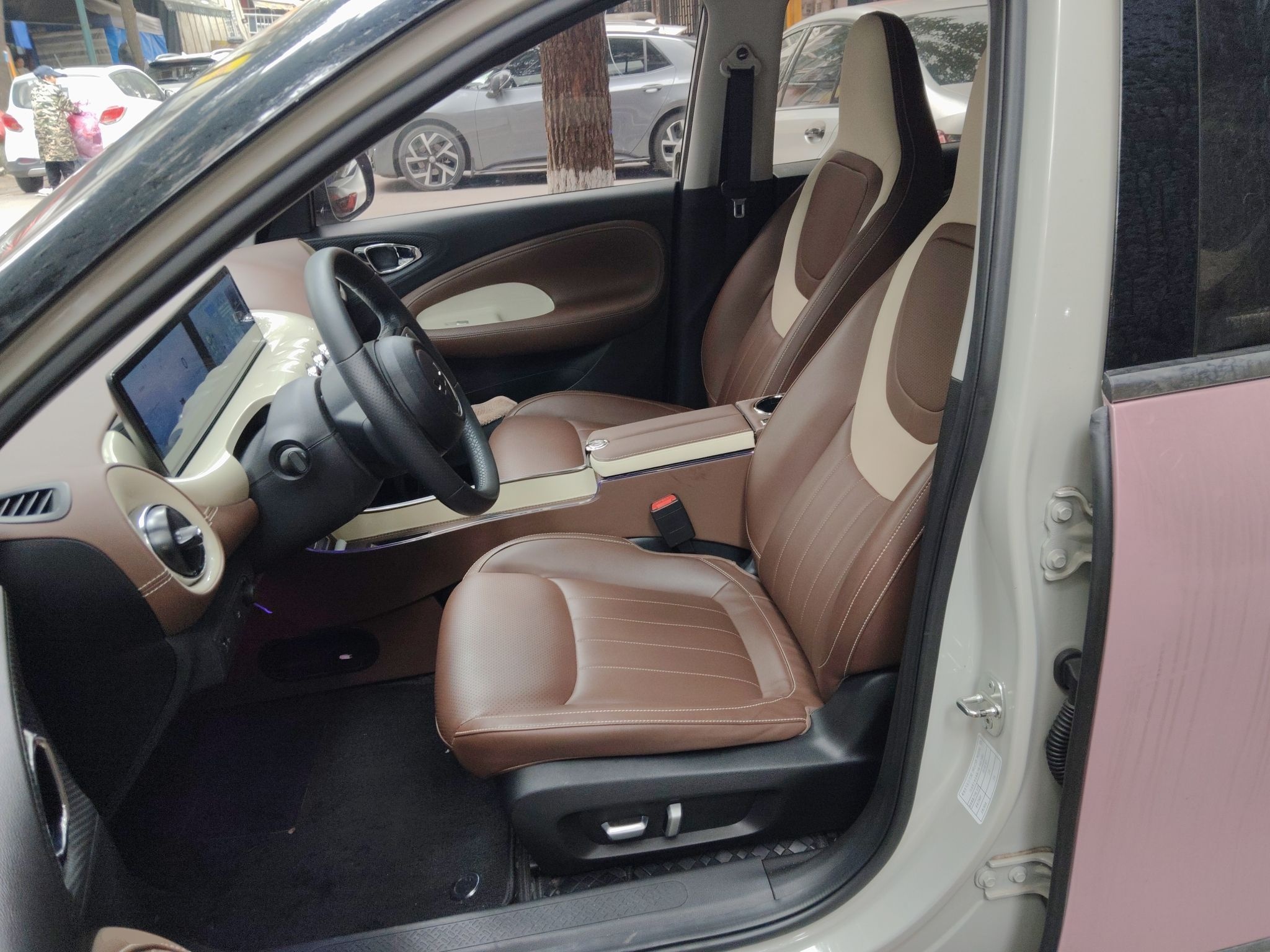 Переднее сиденье в автомобиле