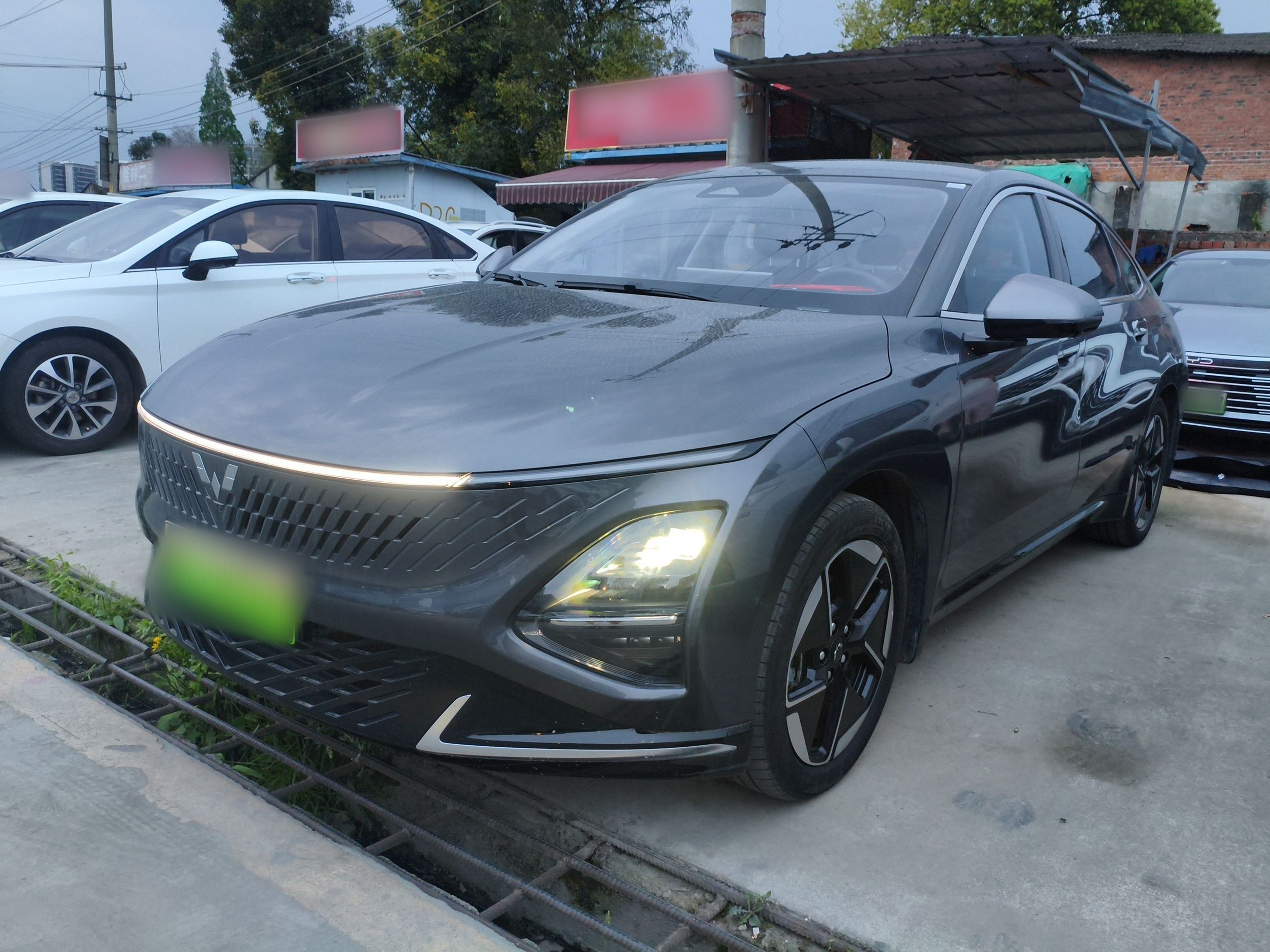 تحت مقدمة السيارة