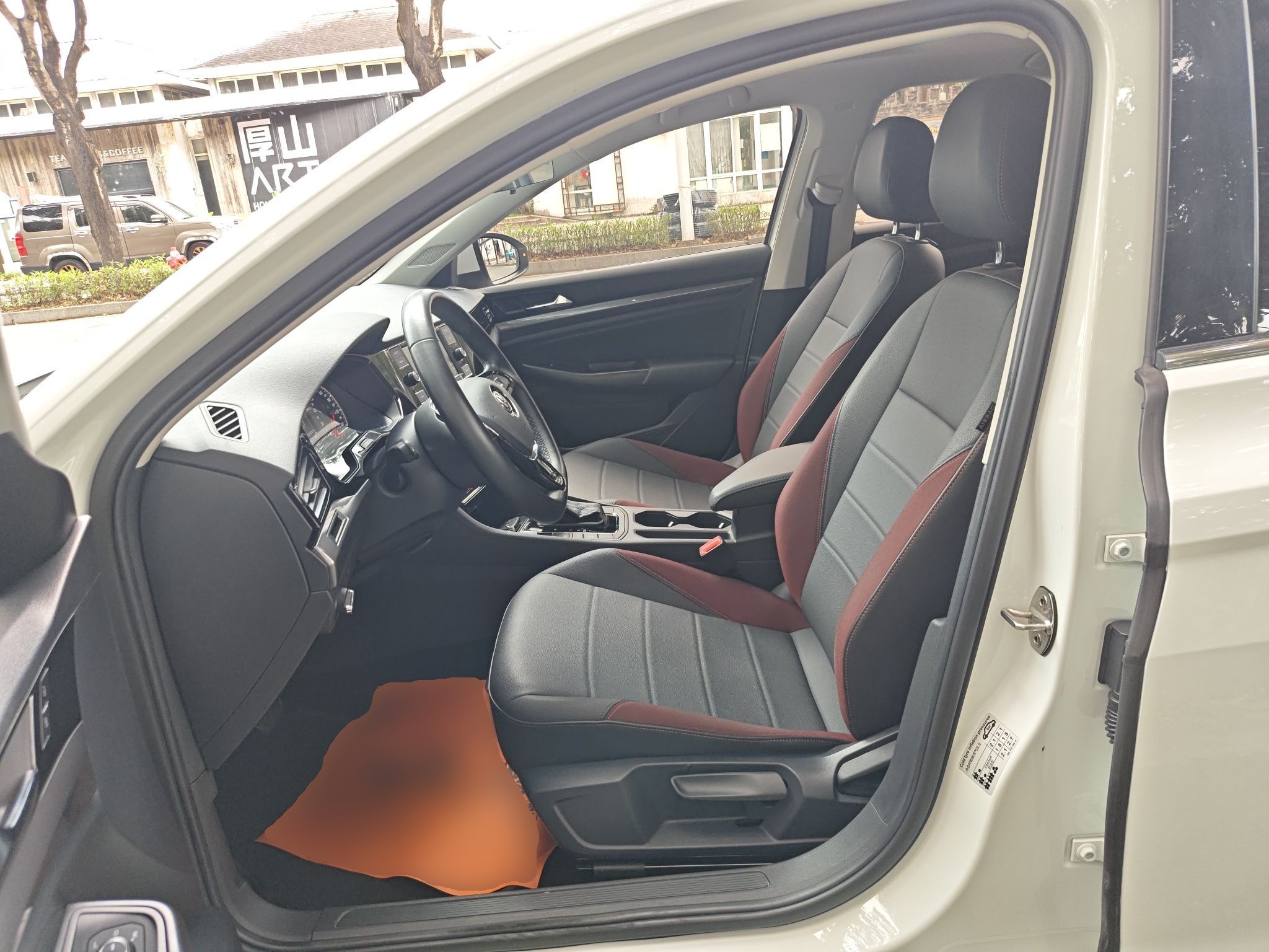 Переднее сиденье в автомобиле