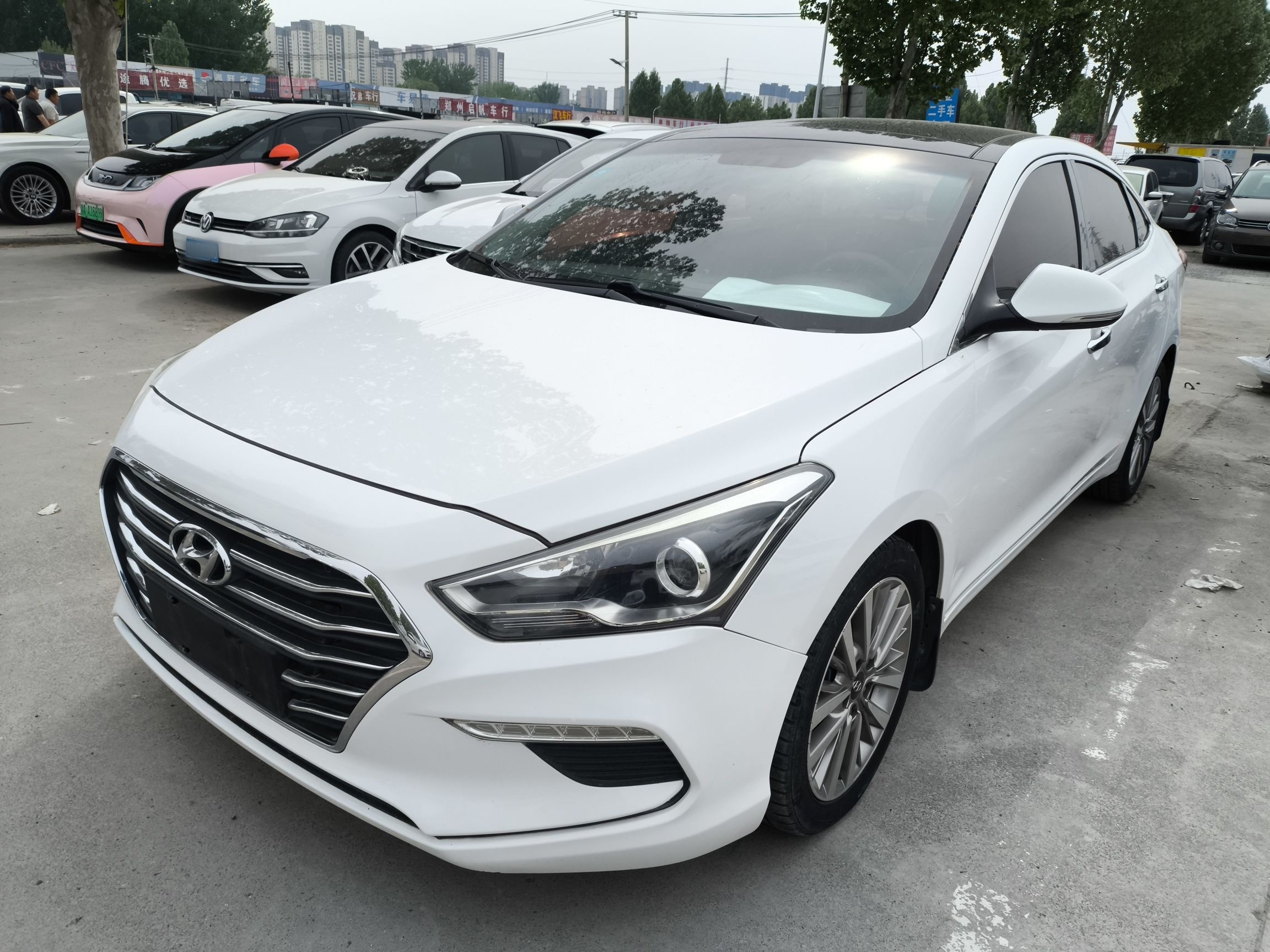 Под передней частью автомобиля