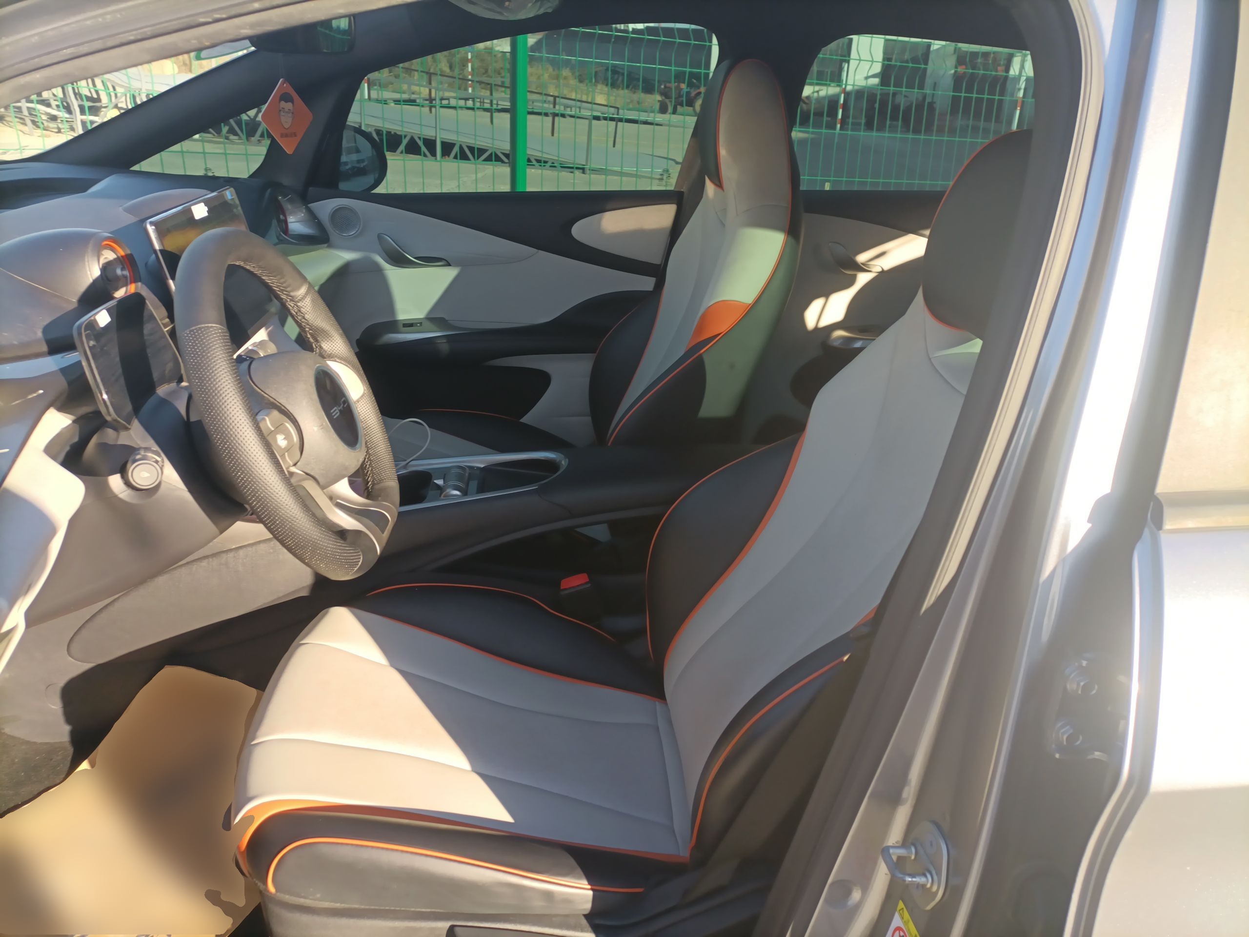 المقاعد الأمامية داخل السيارة