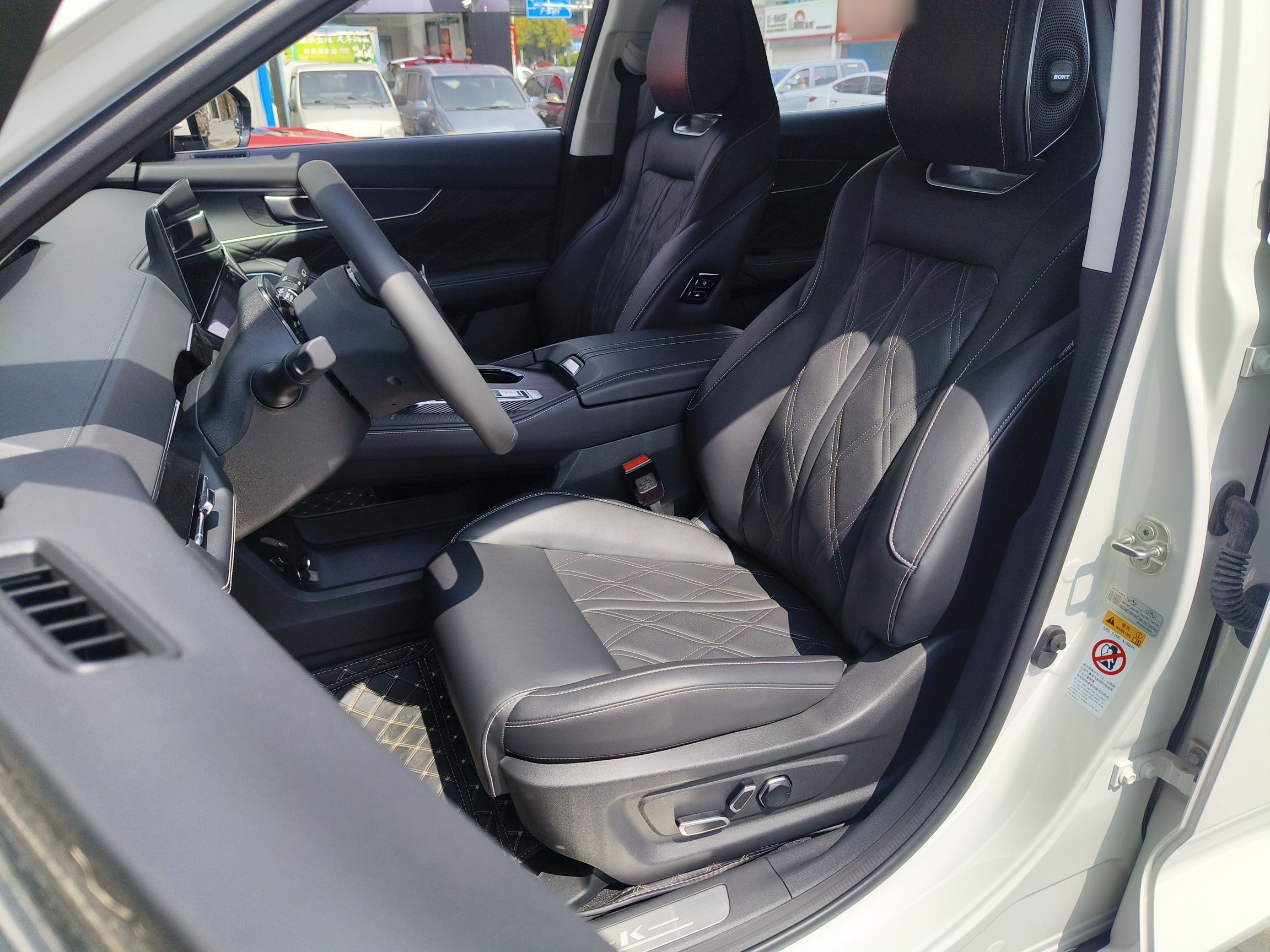 المقاعد الأمامية داخل السيارة