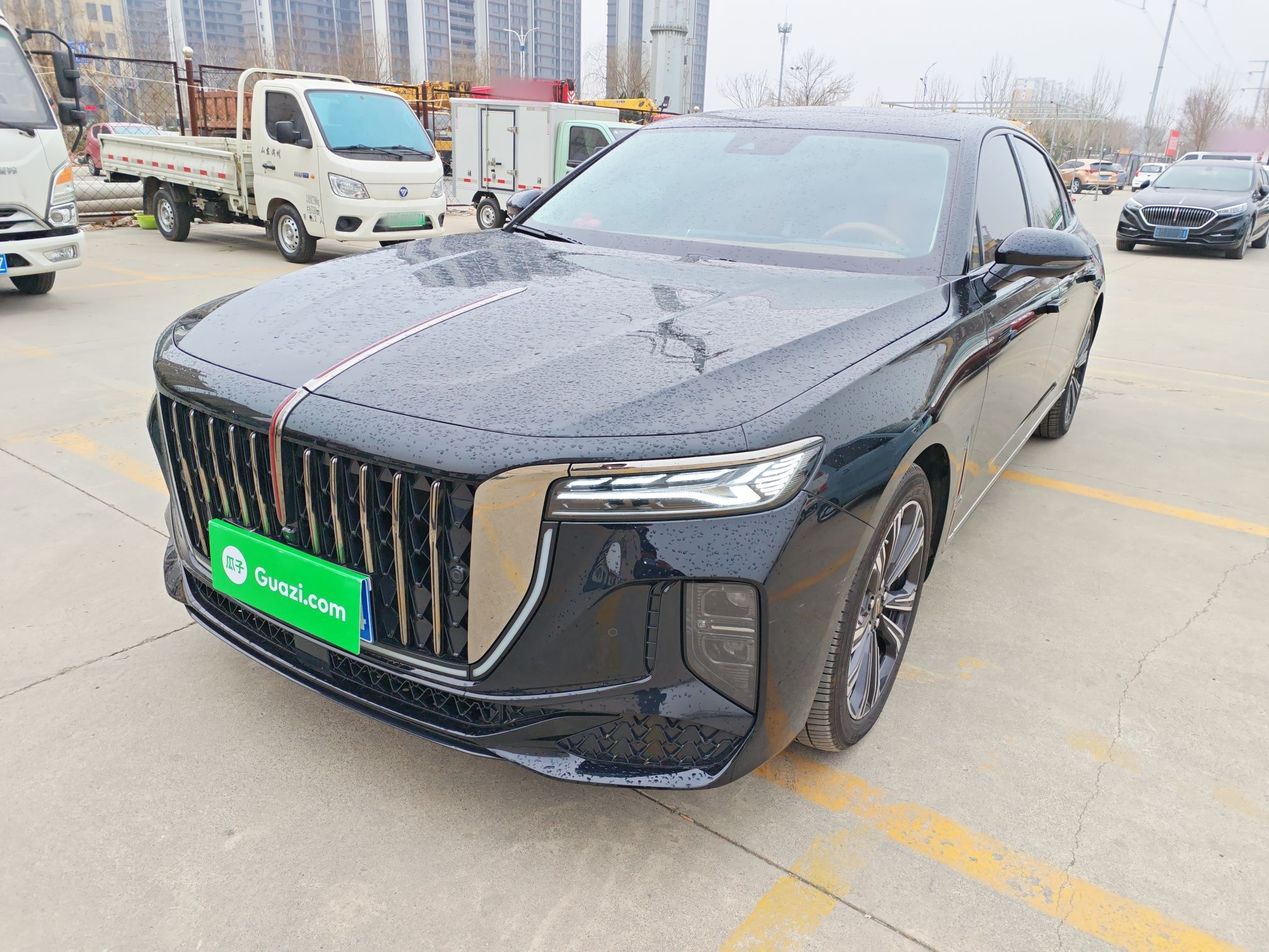 تحت مقدمة السيارة