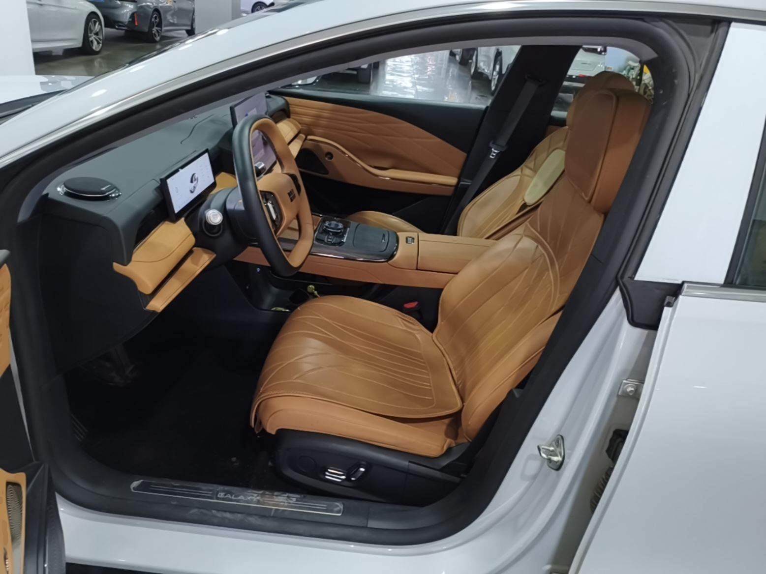 Geely Galaxy 8 2025 130km EM-i Deluxe Edition — снимка 17