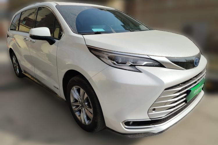Used Toyota SIENNA 2021 2.5L Hybrid Platinum Edition Front Right 45 Deg