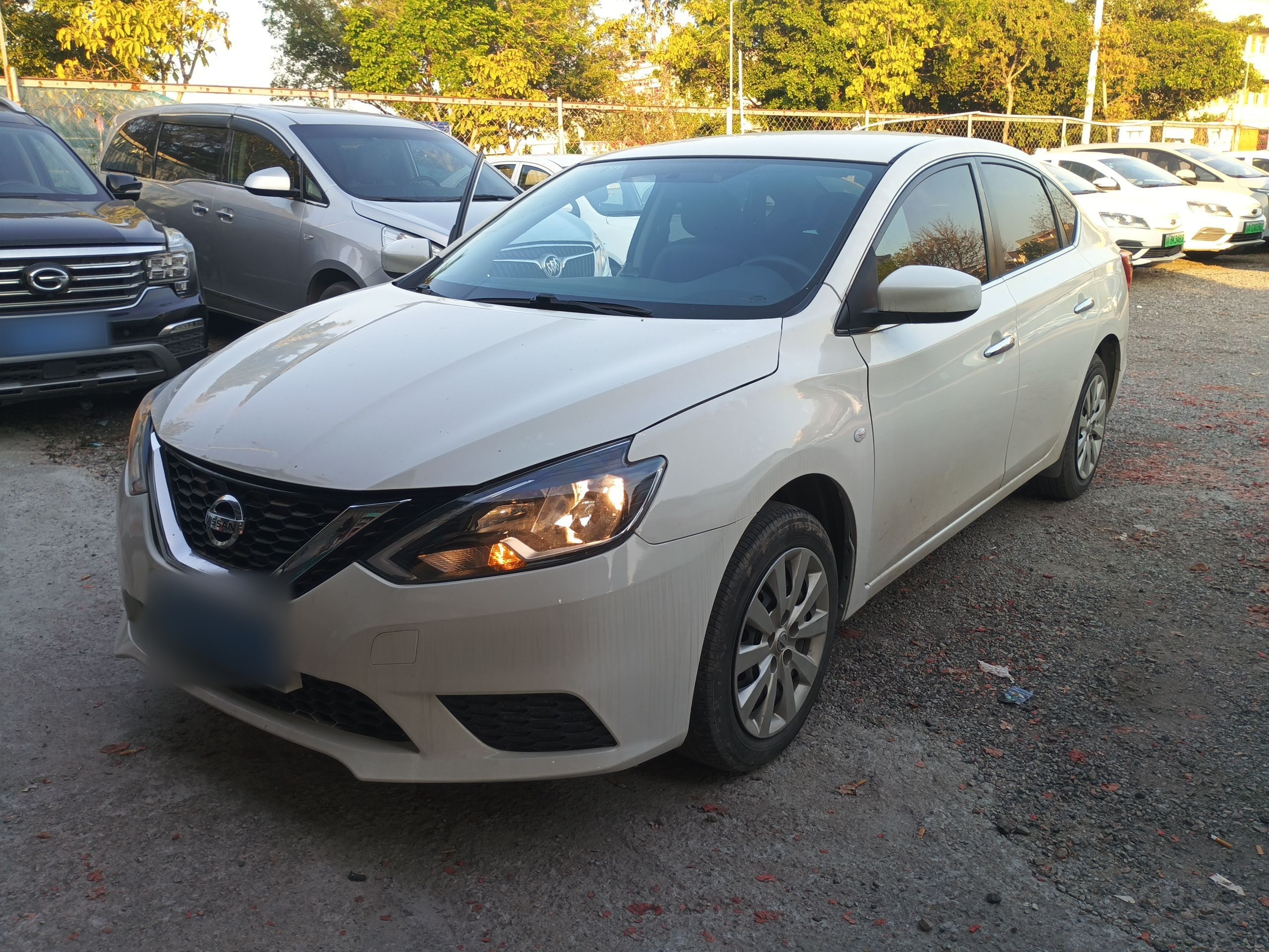 Под передней частью автомобиля