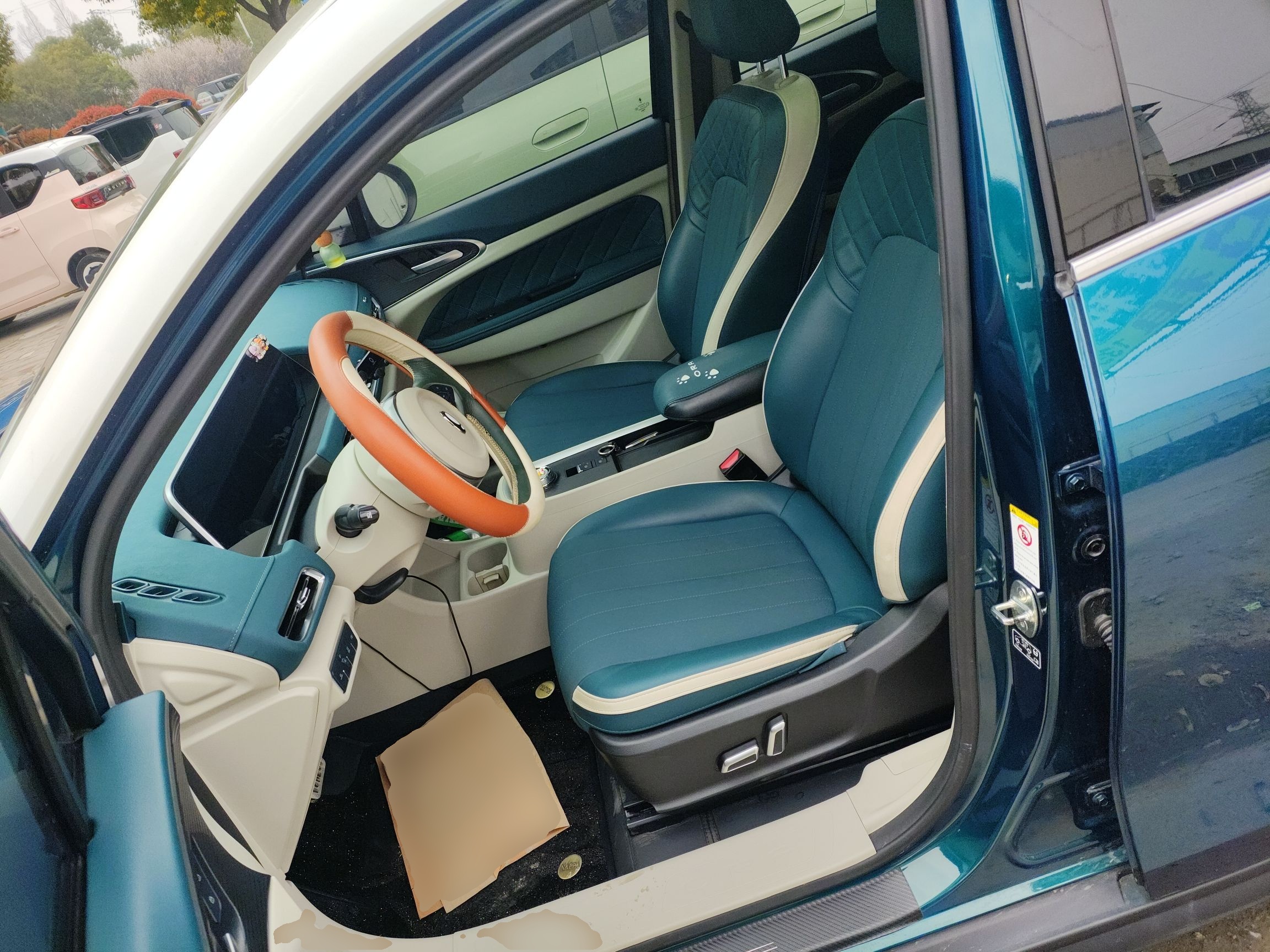 المقاعد الأمامية داخل السيارة