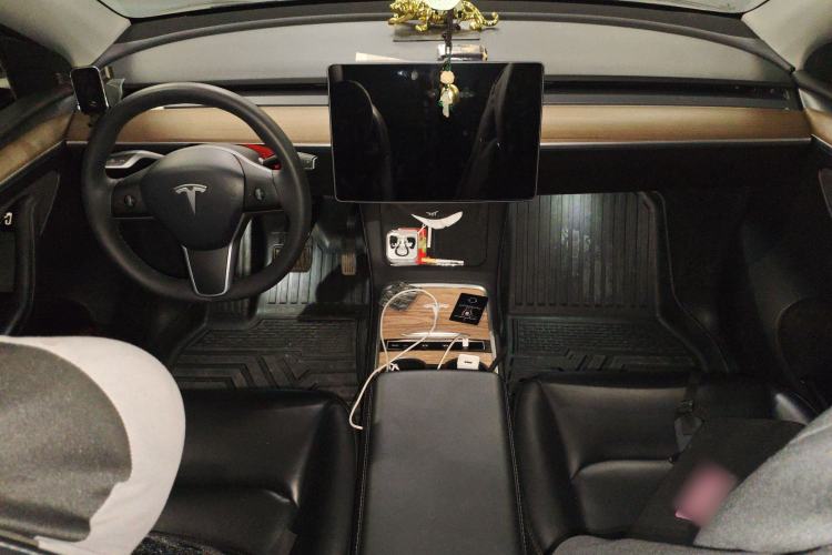 Used Tesla Model Y 2021 Standard Range Rear-Wheel Drive Version Center Console