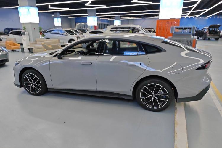 Used Changan UNI-V iDD 2024 Blue Whale Smart Electric iDD 136km ZhiKu Model
