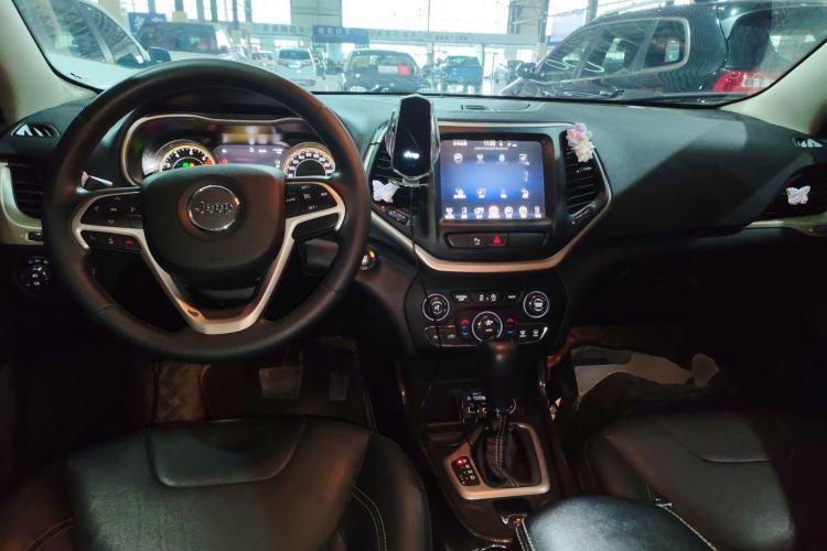 Used Jeep Cherokee 2017 2.0L Superior Edition
