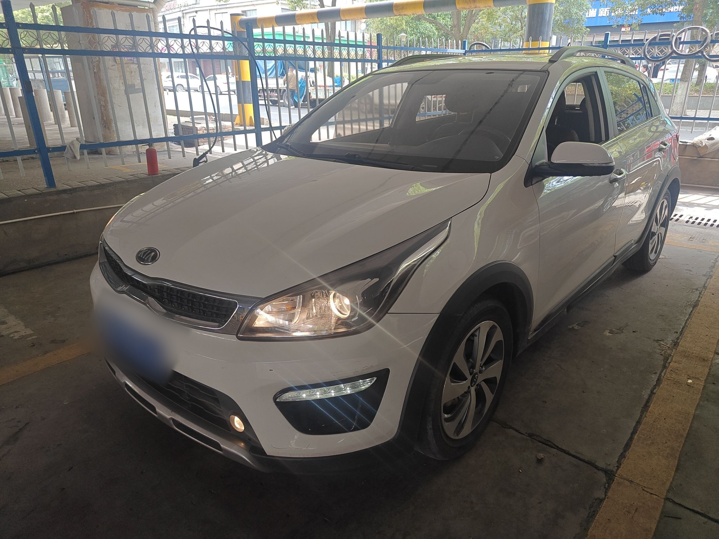 Под передней частью автомобиля