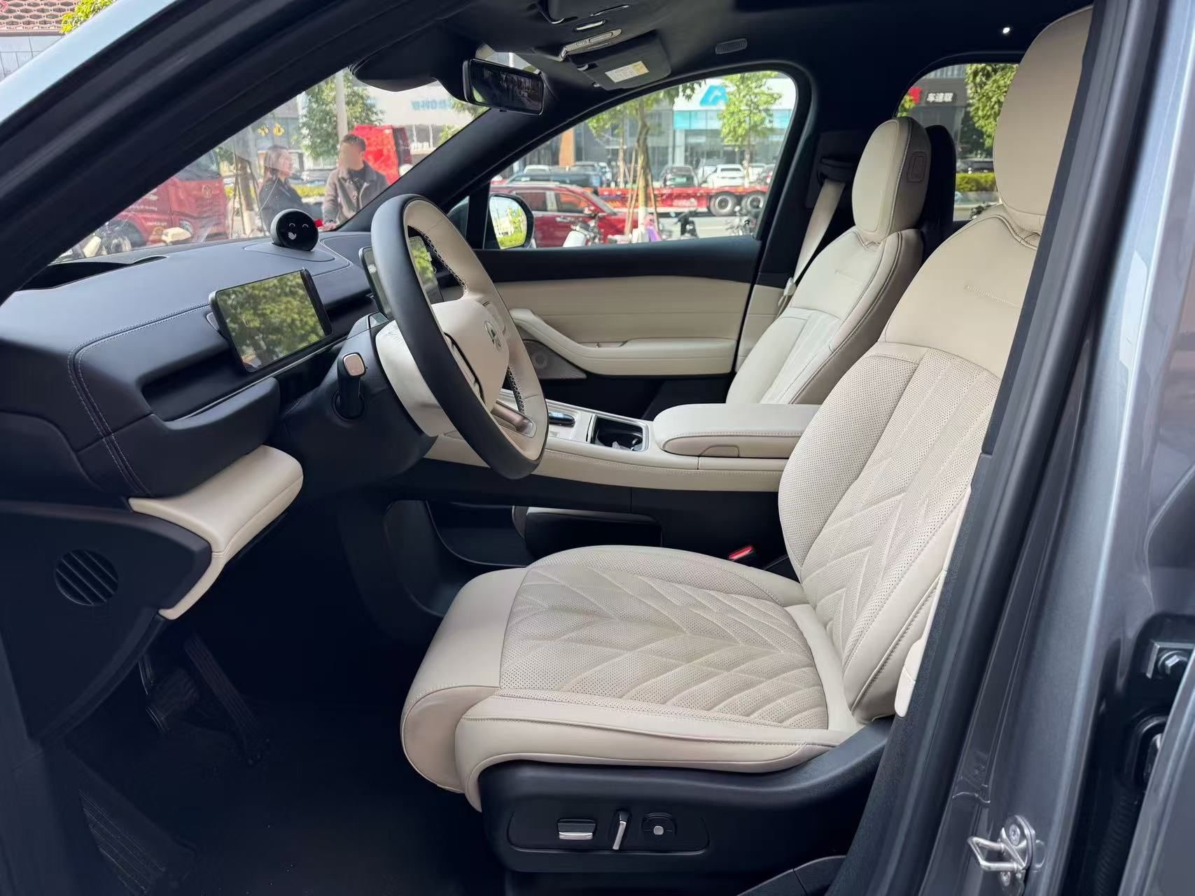 Переднее сиденье в автомобиле