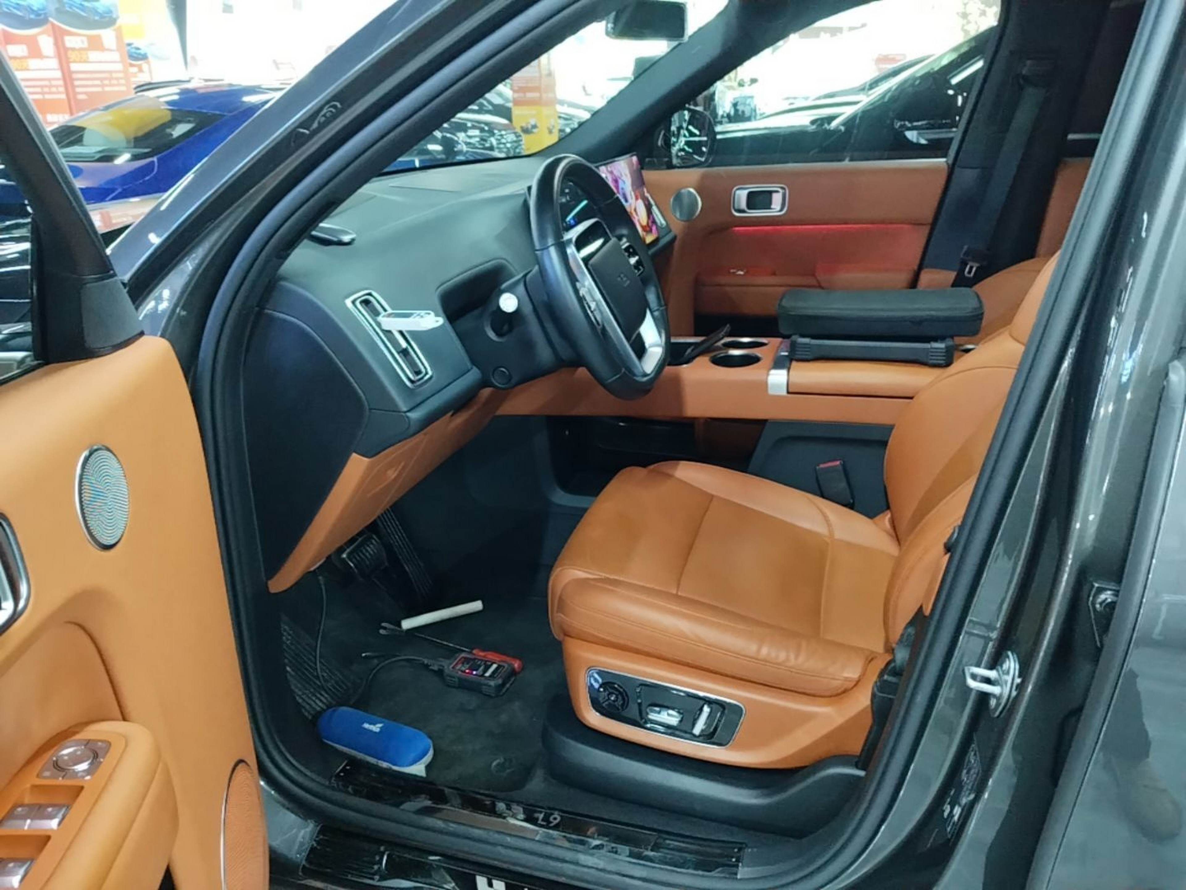 المقاعد الأمامية داخل السيارة