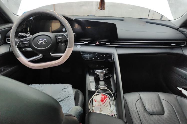 Used Hyundai Elantra 2021 1.5L CVT LUX Prestige Edition Interior 2