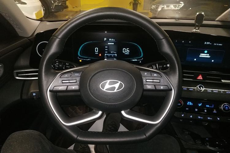 Used Hyundai Elantra 2023 1.5L CVT LUX Prestige Edition
