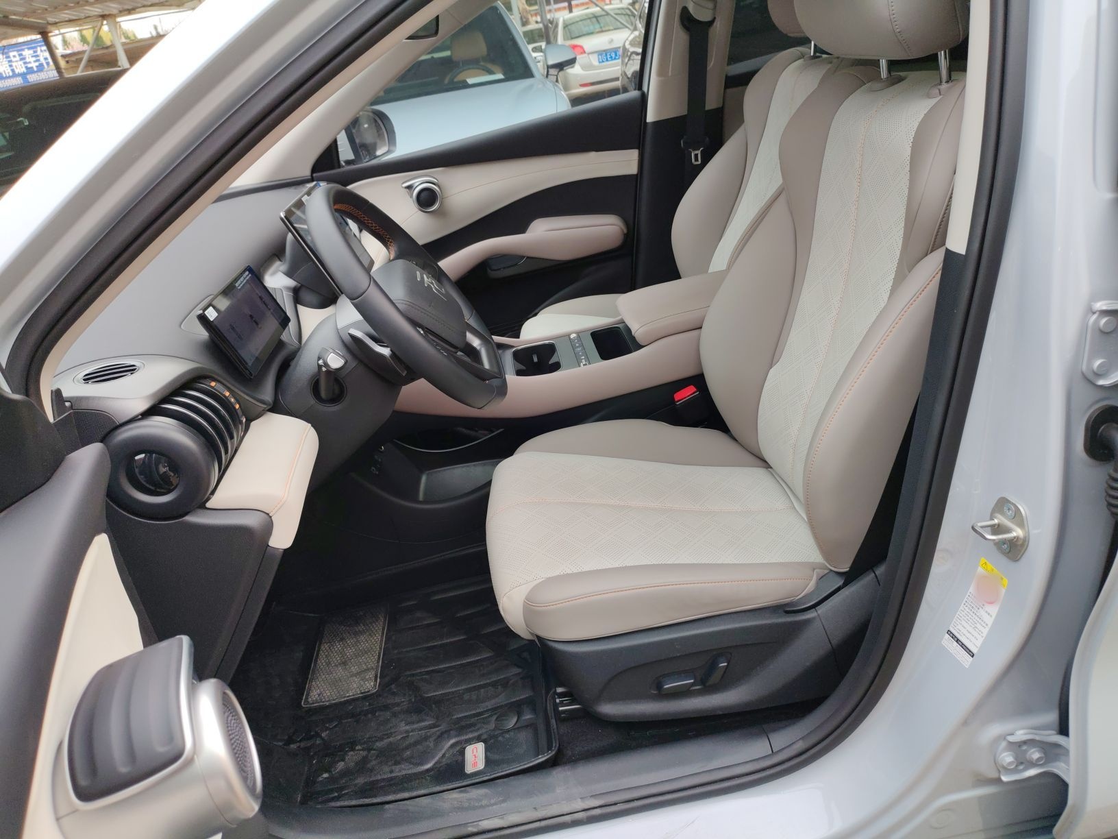 المقاعد الأمامية داخل السيارة