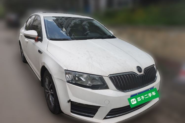 Used Skoda Octavia 2017 1.6L Manual Front-Wheel-Drive Version Front Right 45 Deg