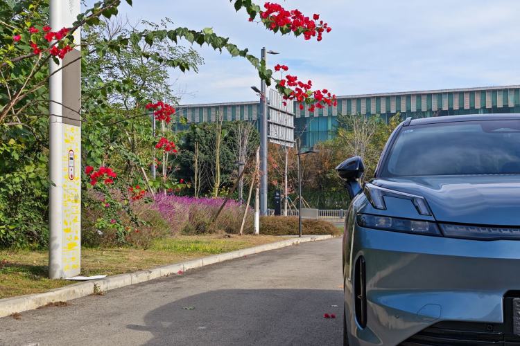 Used Lynk & Co 08 EM-P 2025 220 km All-Wheel-Drive Performance Halo Exterior 5