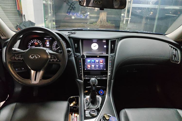 Used Infiniti Q50L 2018 2.0T Comfort Edition China VI Standard Center Console