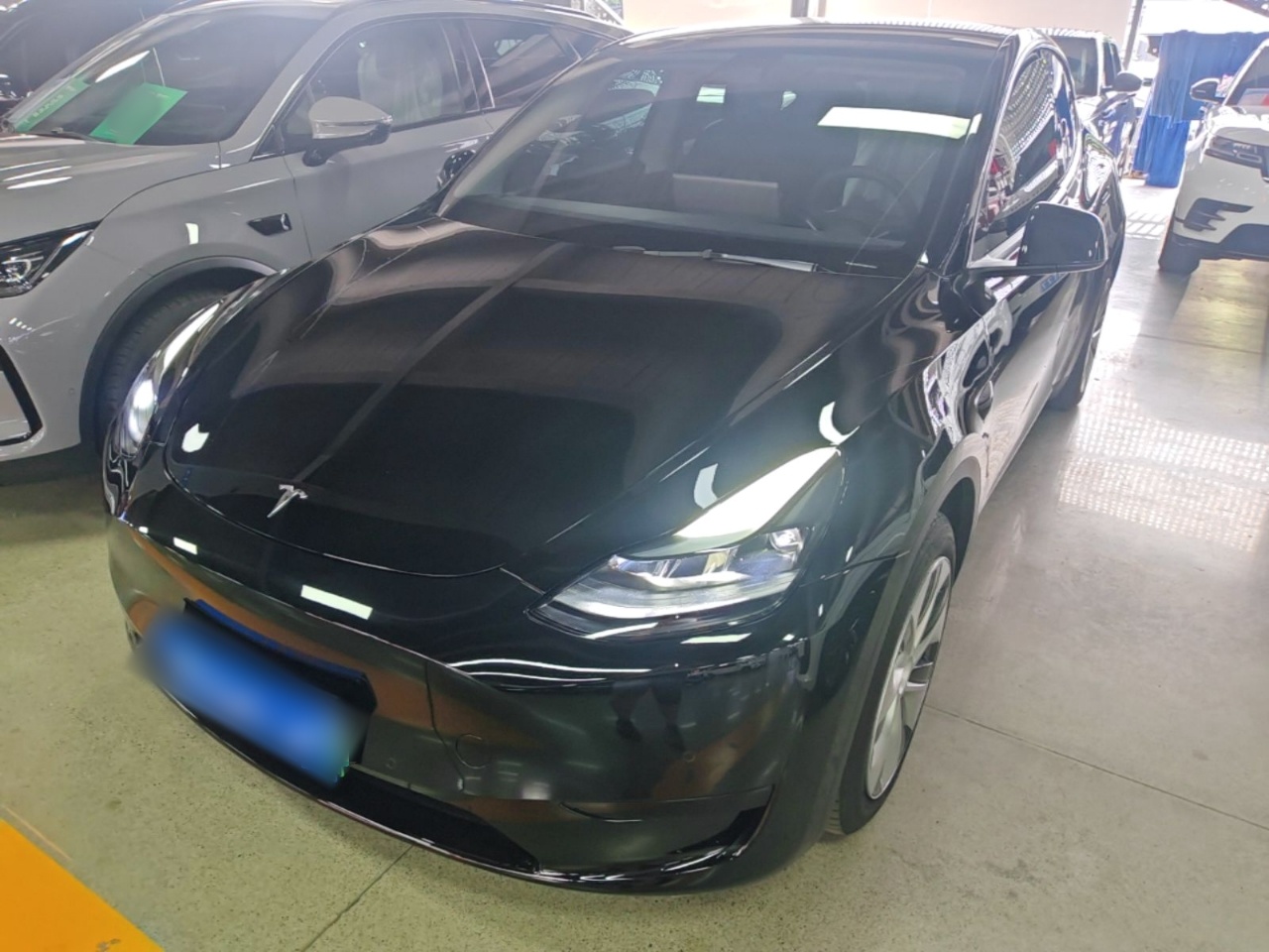 Под передней частью автомобиля
