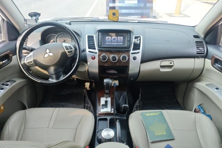 Used Mitsubishi Pajero Sport 2013 3.0L Automatic 4x4 Flagship Edition Center Console