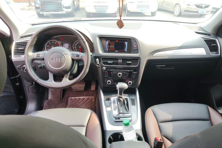 Used Audi Q5 2017 Plus 40 TFSI Technology Model Center Console