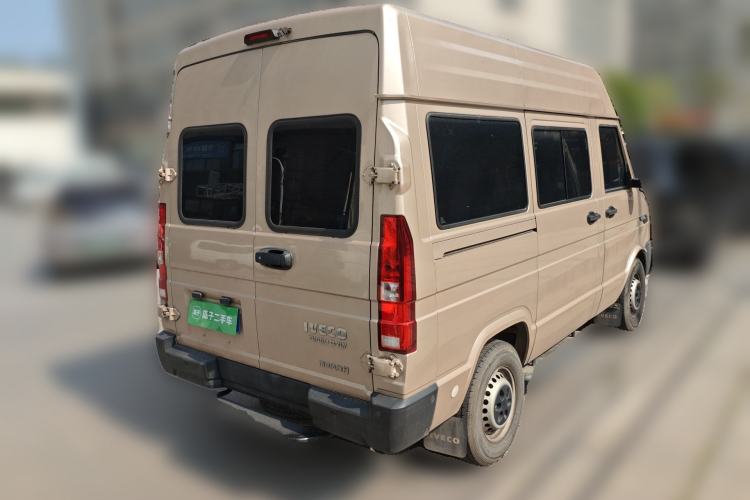 Used Iveco Daily 2023 2.5T A35M1 Short Wheelbase Mid-Height Single-Tire Side-Sliding Door 5–9 Seats
