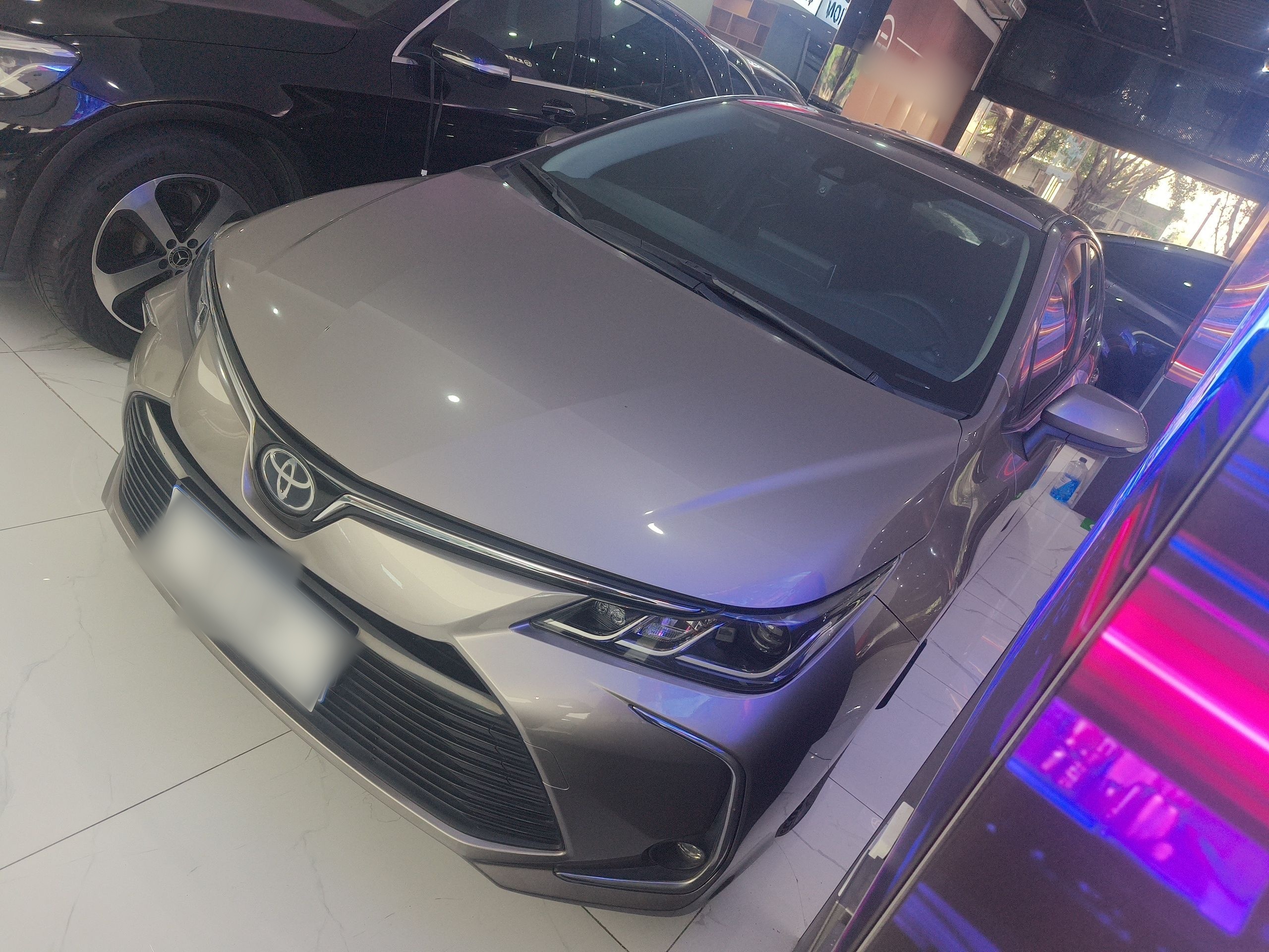 تحت مقدمة السيارة