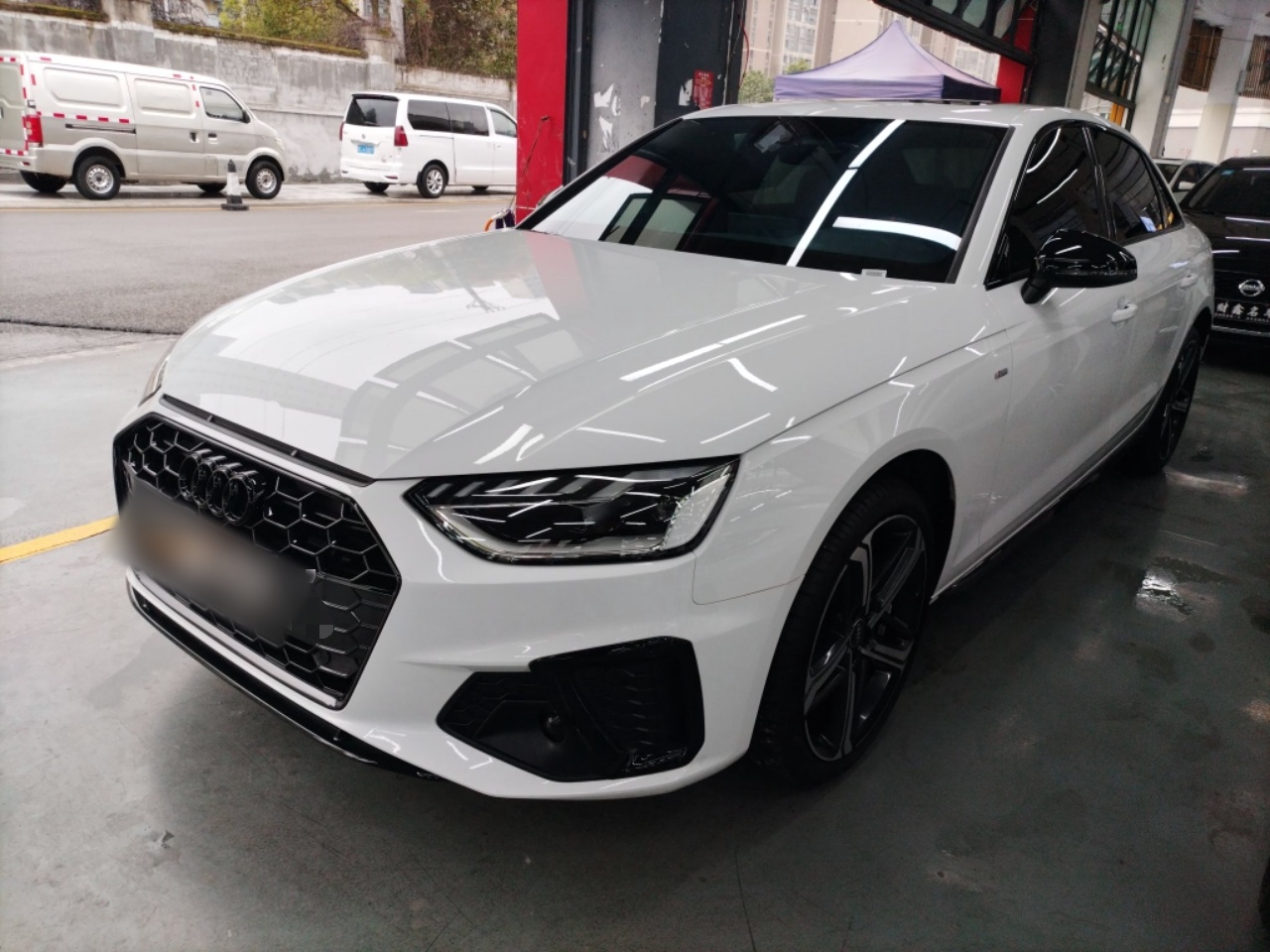 تحت مقدمة السيارة