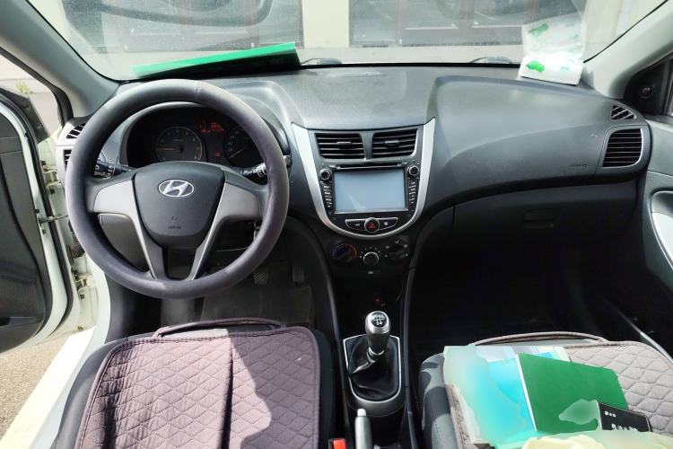 Used Hyundai Verna Ray 2014 1.4L Manual GL Center Console
