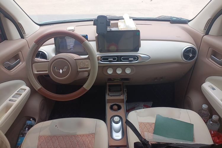 Used Wuling Hongguang MINIEV 2025 Four-Door Version Zhenxiang+ Edition Center Console