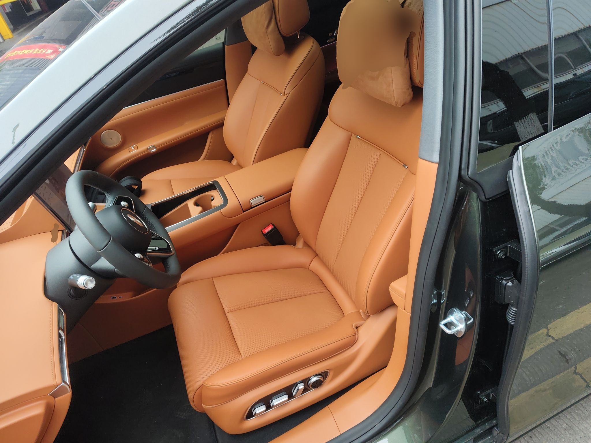 Переднее сиденье в автомобиле