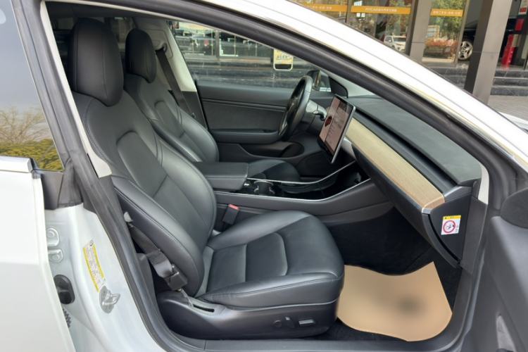 Used Tesla Model 3 2019 Long-Range Rear-Wheel-Drive Version Interior 4