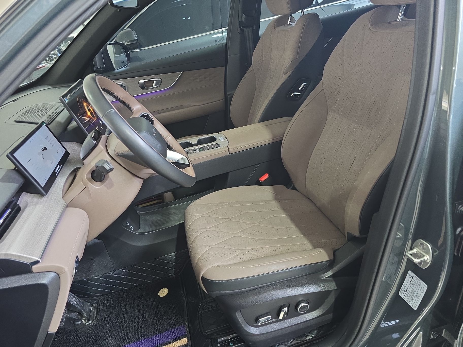 Переднее сиденье в автомобиле