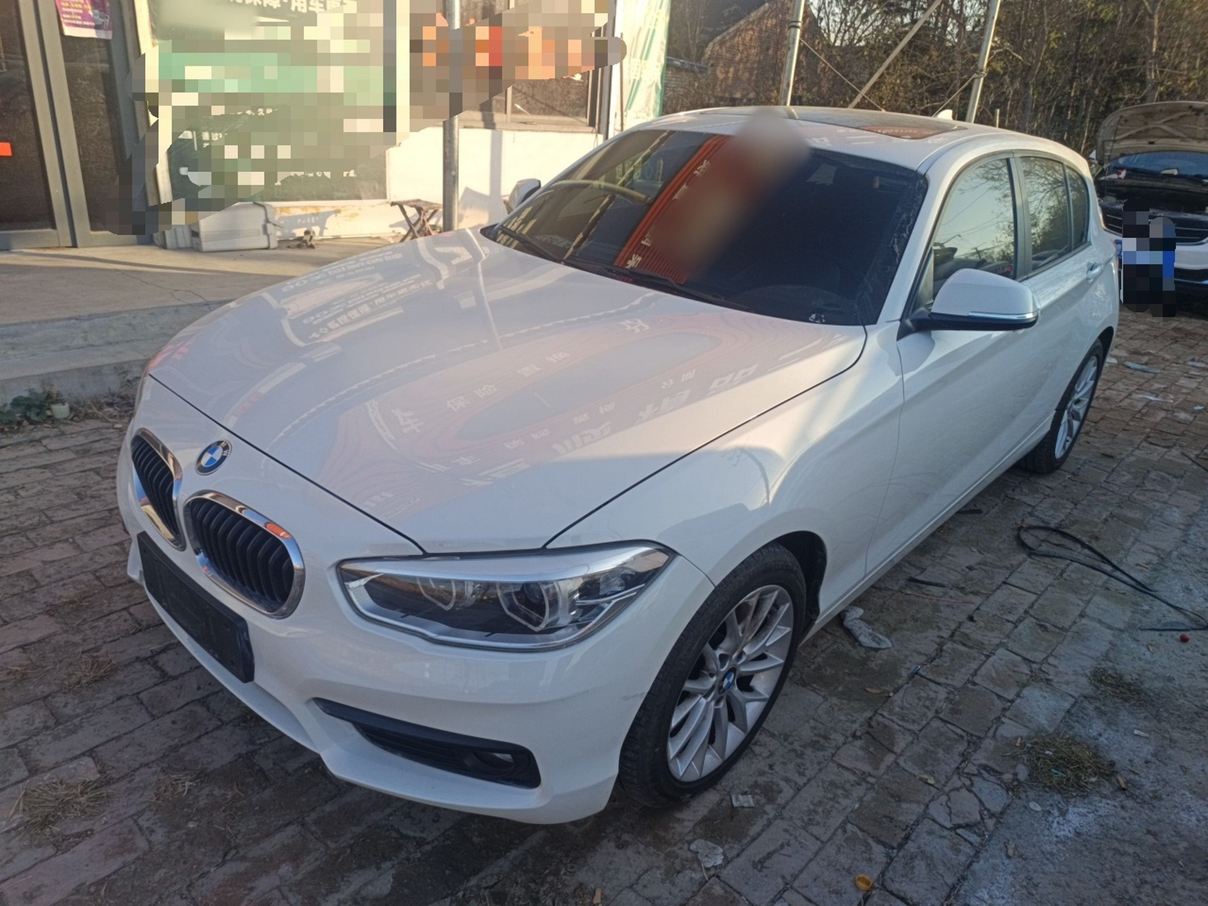 تحت مقدمة السيارة