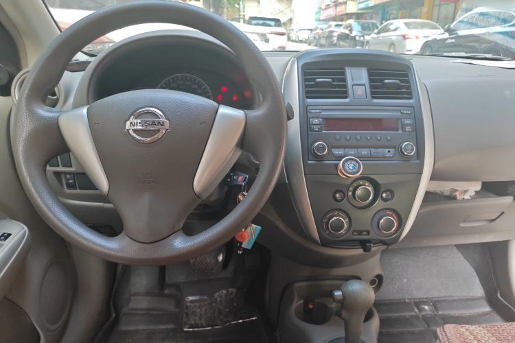 Used Nissan Sunny 2015 1.5XE CVT Comfort Edition Center Console