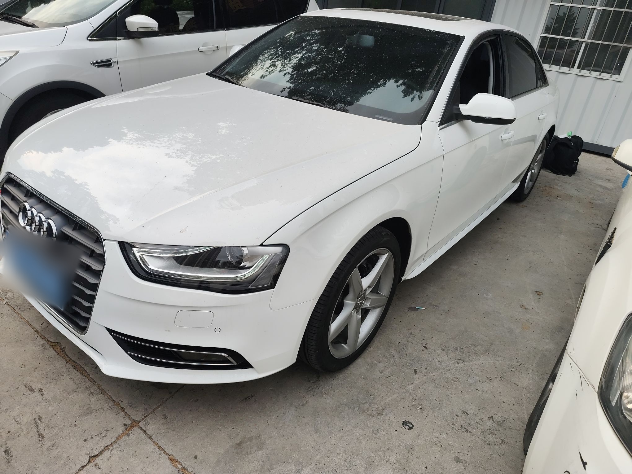 Под передней частью автомобиля