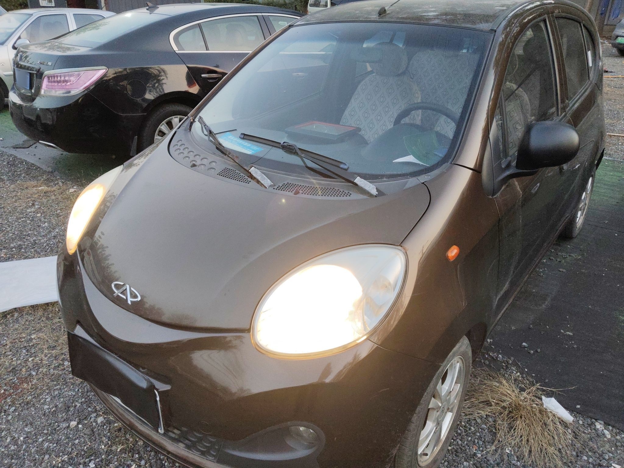 Под передней частью автомобиля