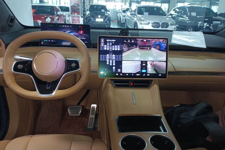 Used Hima Luxeed R7 2024 All-Electric 667 km Max Center Console