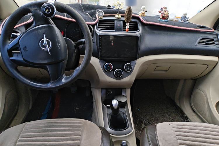 Used Haima M3 2014 1.5L Manual Standard Edition Center Console