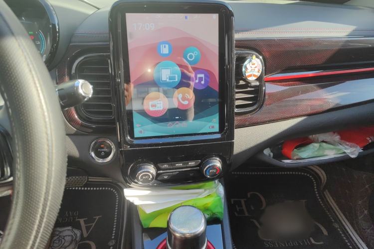 Used Chery QQ Little Ant 2022 Restyled Version Sweet Pink Edition Half-Sugar Version 30.6 kWh 30 kW 301 km Audio And AC Panel