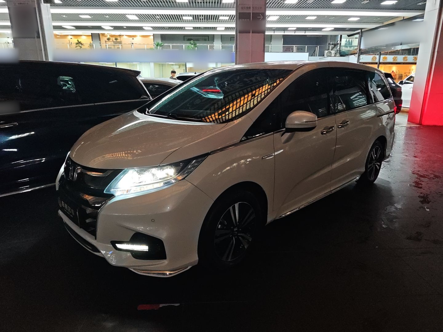 Под передней частью автомобиля