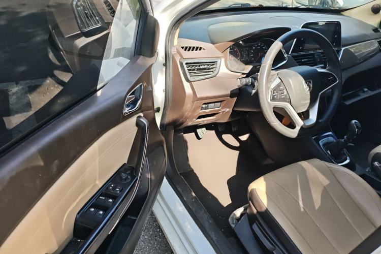 Used Baojun 310W 2017 1.5L Manual Fashion Model China V