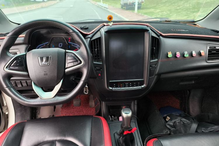 Used Luxgen U5 SUV 2017 1.6L Manual Jazz Edition Center Console