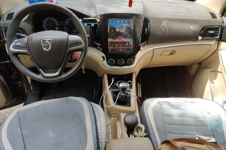 Used Baojun 730 2014 1.5L manual standard trim 7 seats
