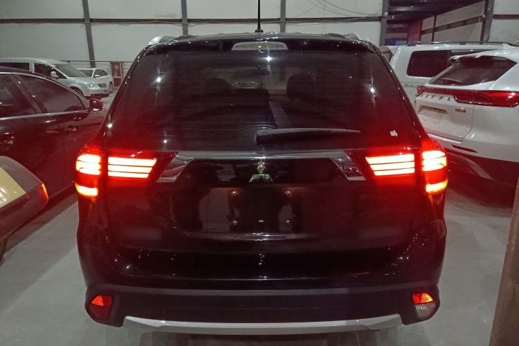 Used Mitsubishi Outlander 2016 2.0L Two-Wheel Drive Fashion Edition 5 Seats