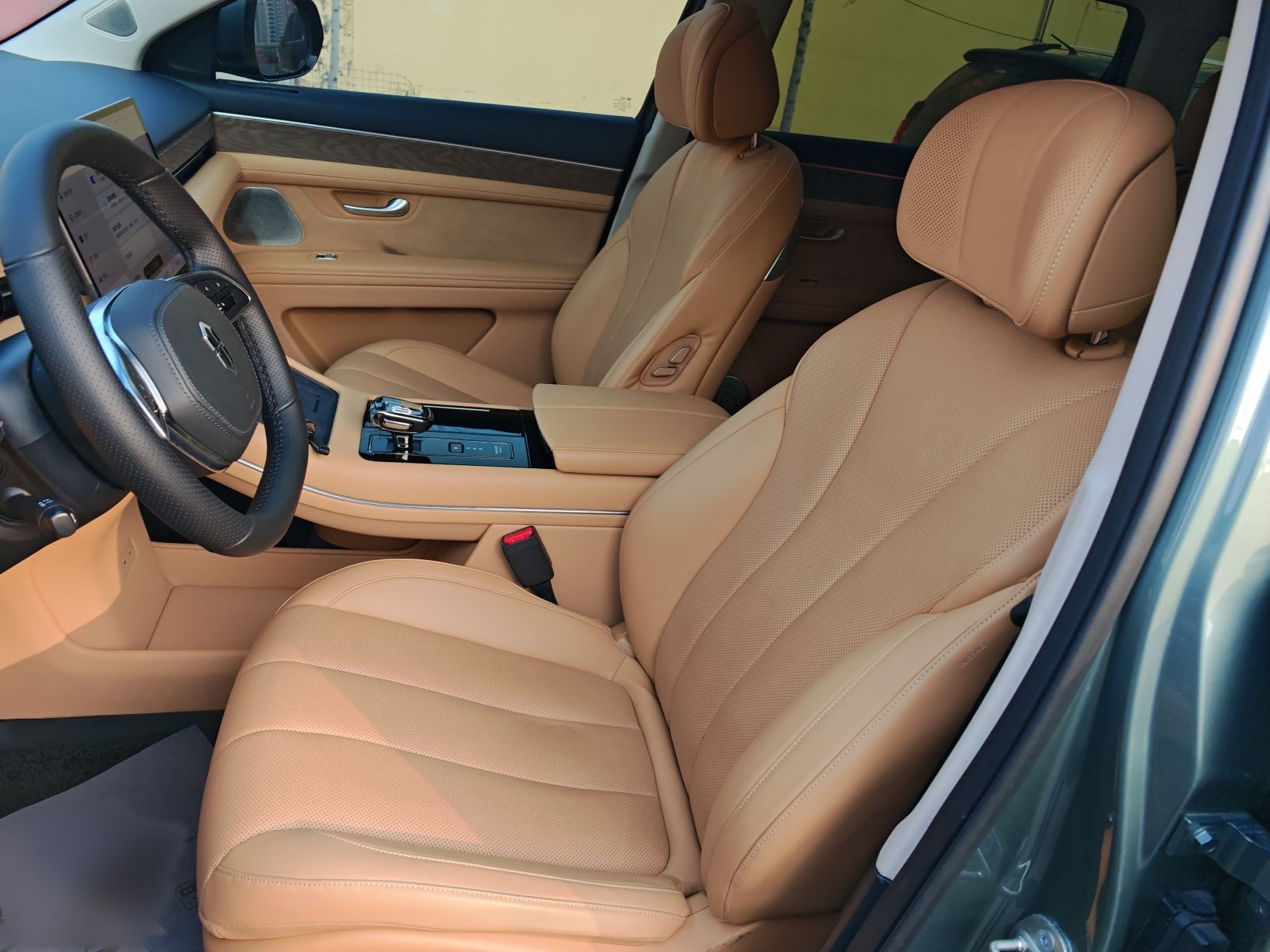 Переднее сиденье в автомобиле