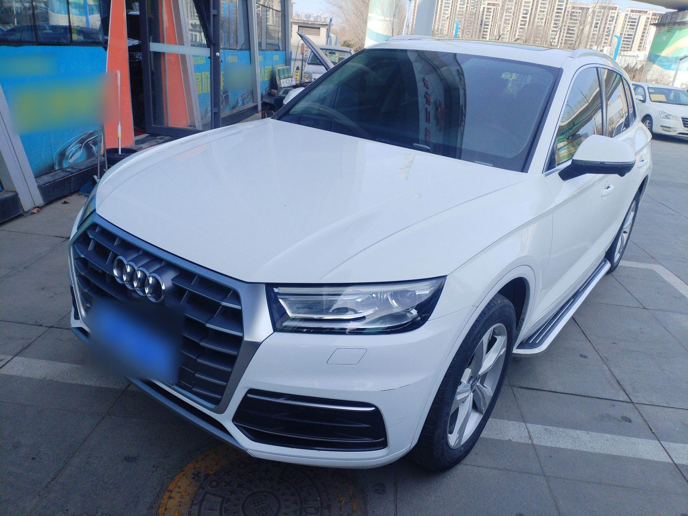 Под передней частью автомобиля