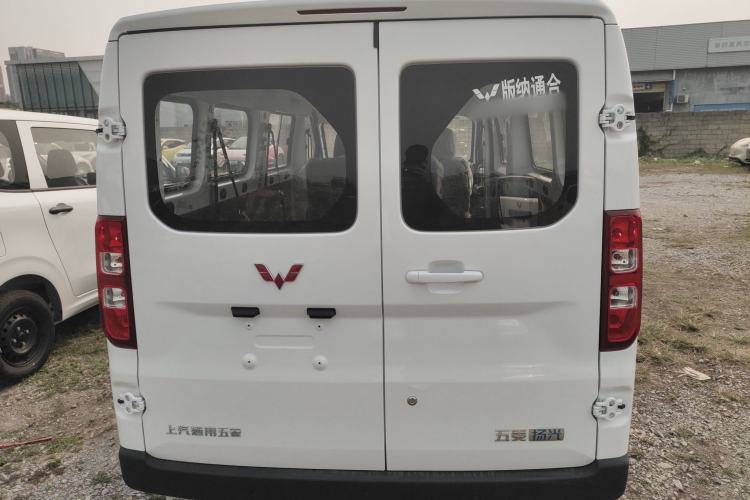Used Wuling Yangguang 2024 300KM Comfort Version Passenger Van 75kW
