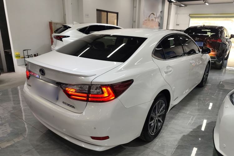 Used Lexus ES 2015 300h Comfort Edition
